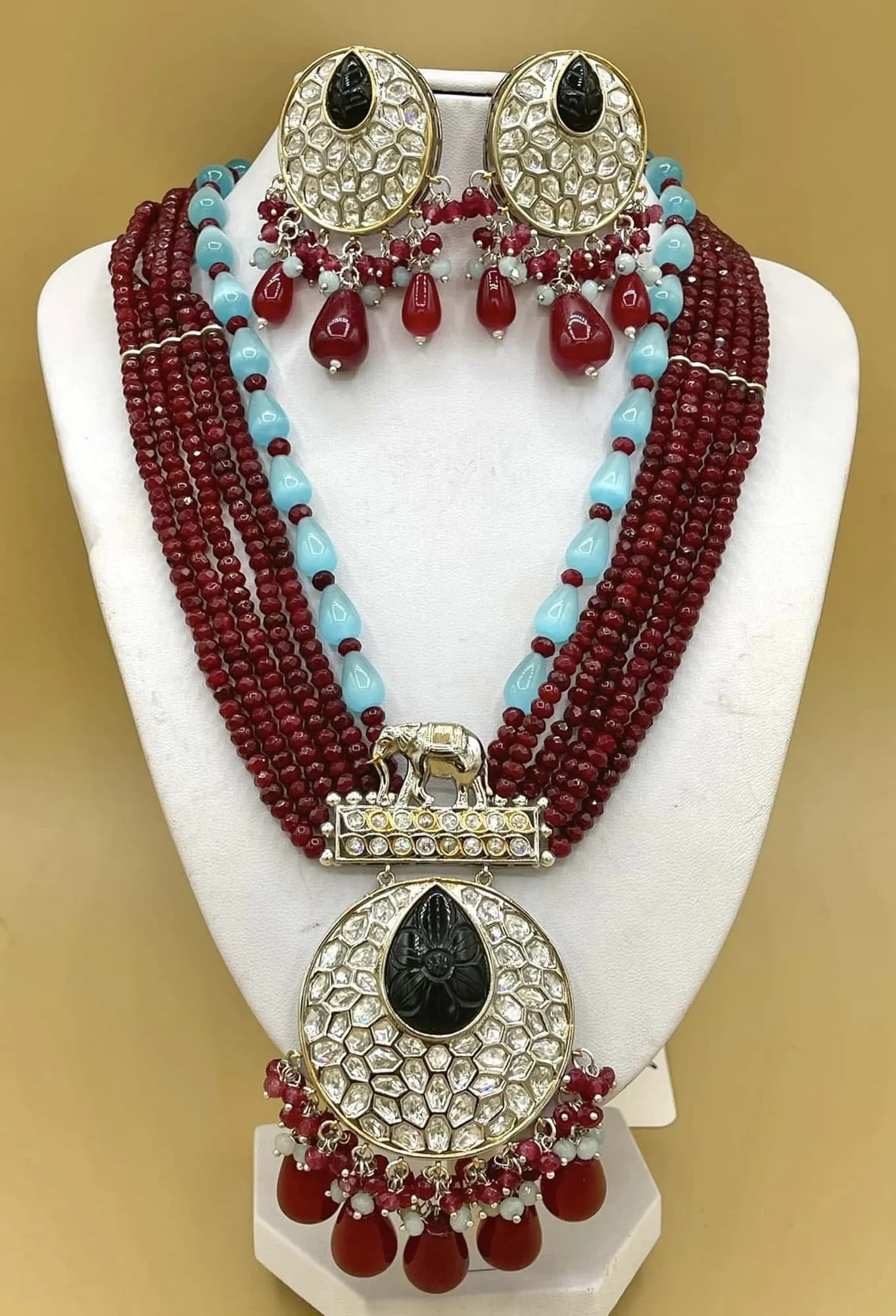 Mehroon Bead Necklace with Onyx Pendant – view 1